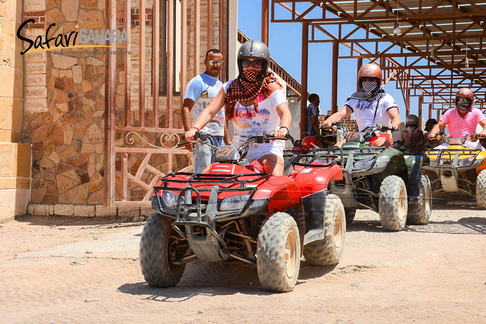 Safari în deșert cu quad în Sharm cu cină și spectacol